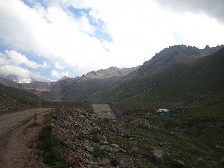Высокогорная метеостанция и плотина "Мынжилки" (3100 м)