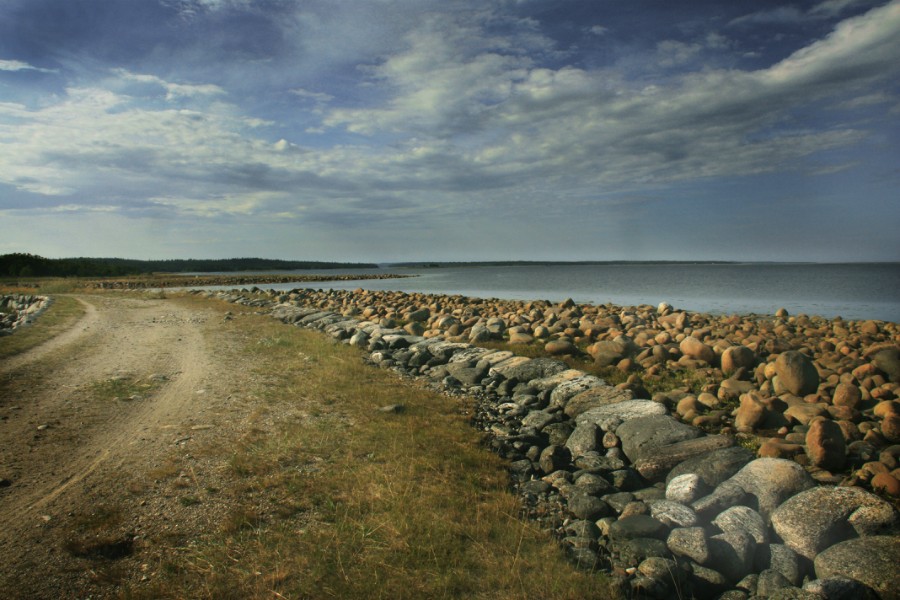 Рукотворная километровая дамба, соединяющая острова Б. Соловецкий и Б. Муксалма