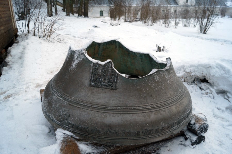 Святогорский колокол (был разбит во время войны)