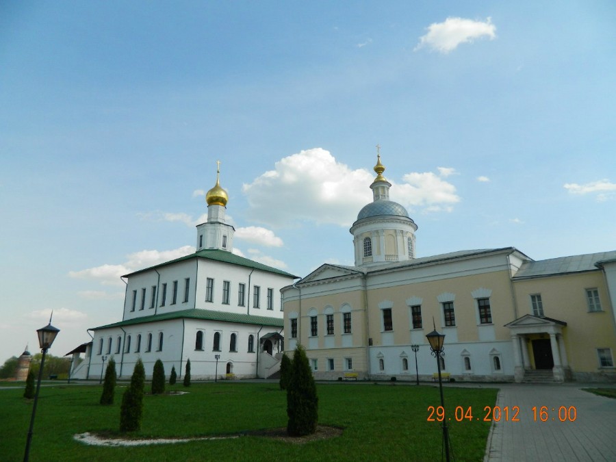 Богоявленский Старо-Голутвин мужской монастырь. Богоявленский и Сергия Радонежского храмы