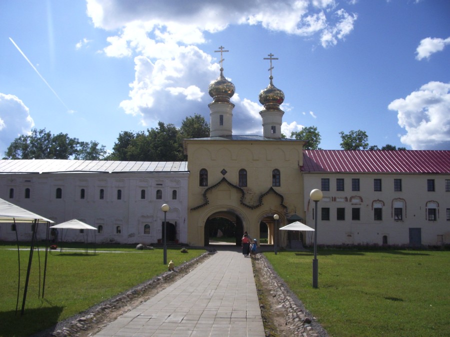 Тихвинский Богородичный Успенский монастырь. Вид на Святые врата с территории монастыря
