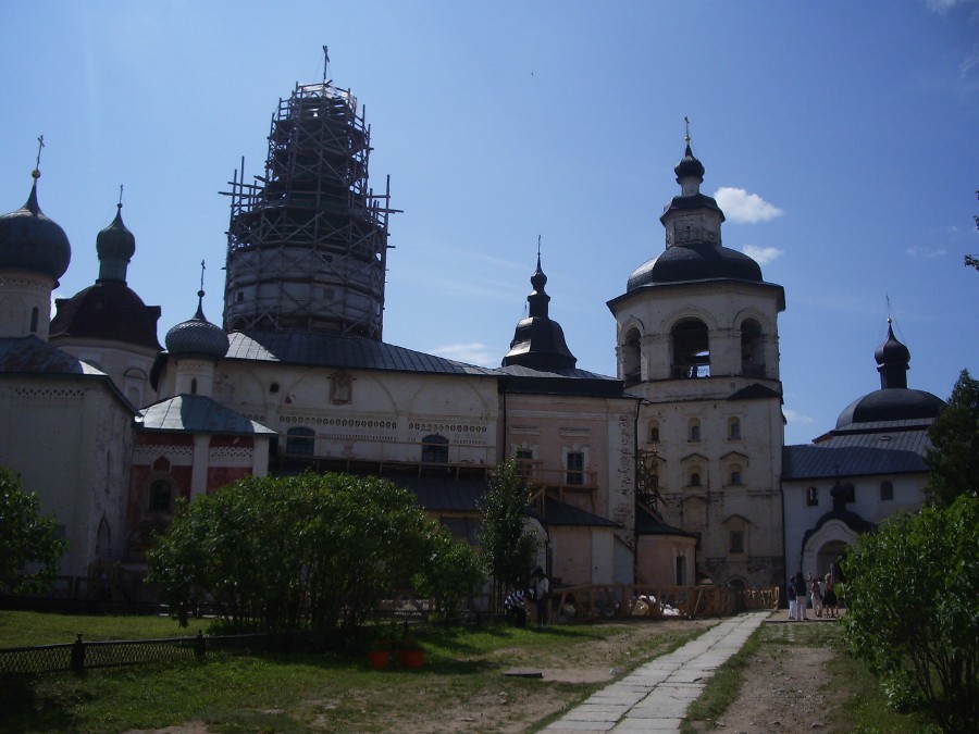 На территории Кирилло-Белозерского монастыря