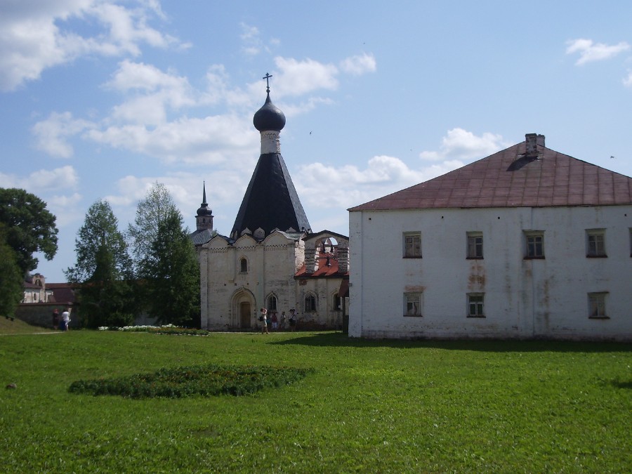 На территории Кирилло-Белозерского монастыря. Фото 2