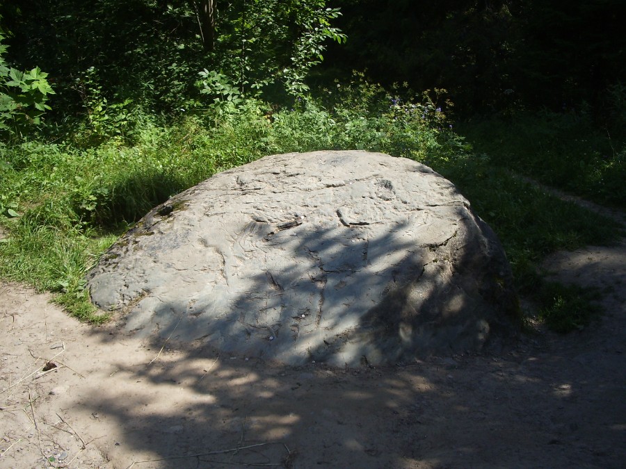 Камень-следовик на горе Маура
