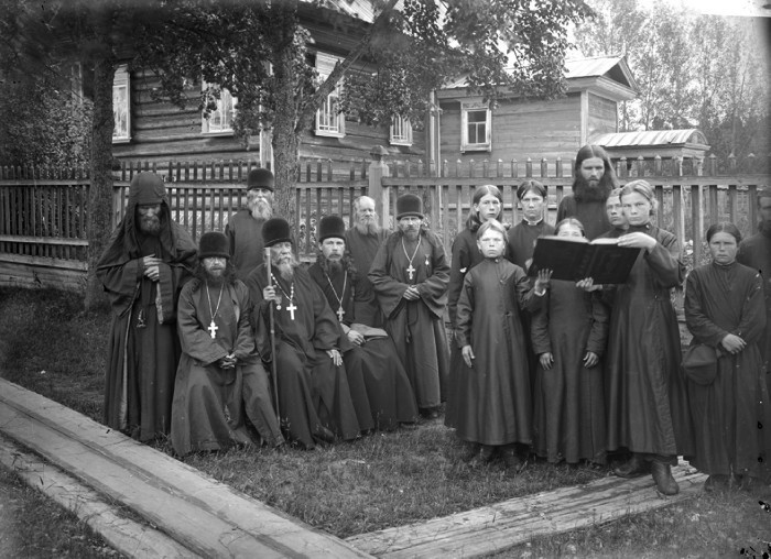 Фото М.П. Дмитриева 1897 года: Монахи Керженецкого монастыря с настоятелем Филаретом