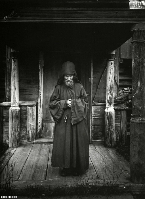 Фото М.П. Дмитриева 1897 года: Монах-схимник Керженецкого монастыря