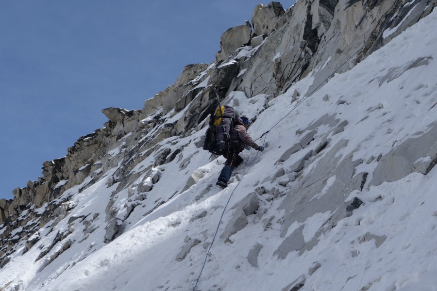   (Amphu Lapcha, 5800 m).  3