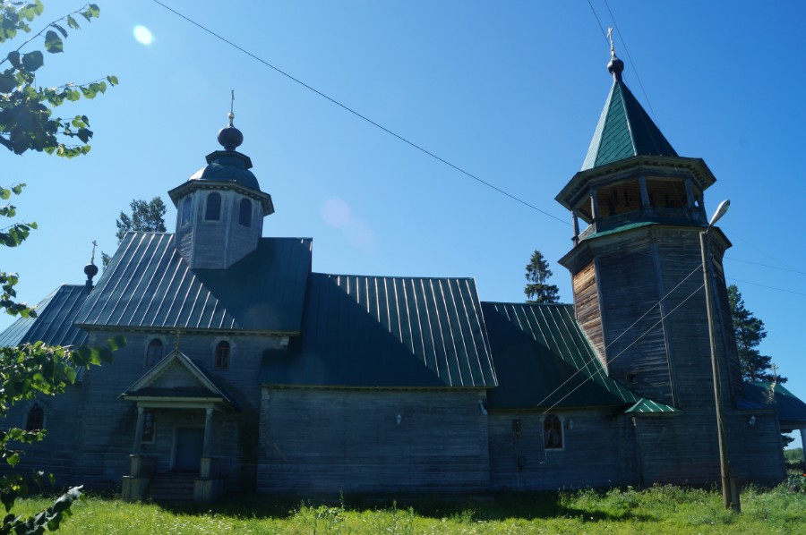 Троицкая церковь в селе Троицкое. Очень старая церковь, действующая более 300 лет