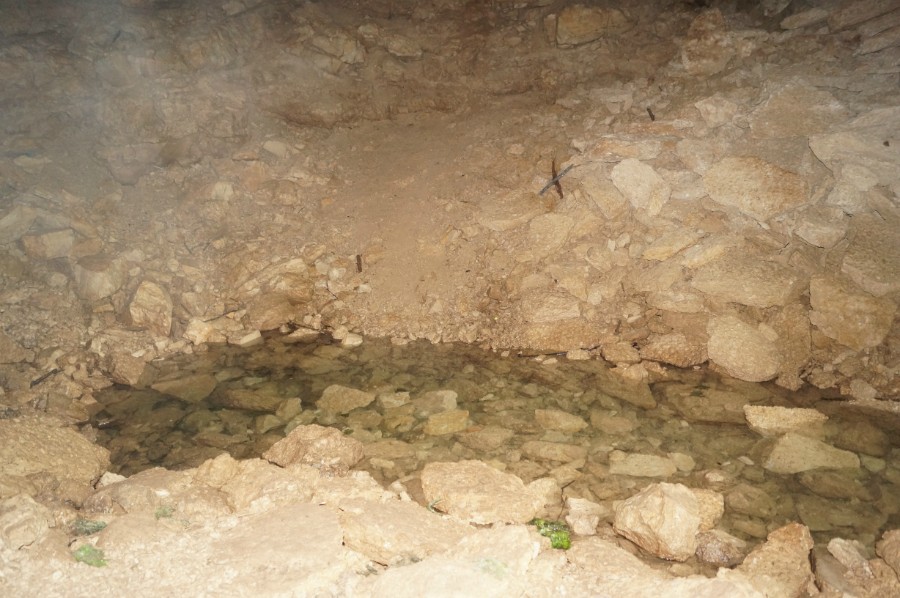 Озерцо с чистейшей водой в пещере Теплая