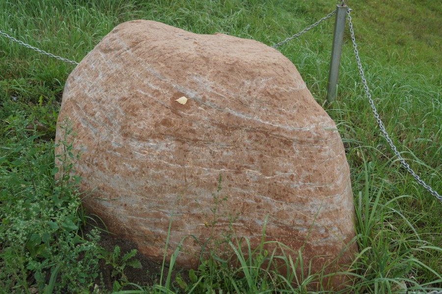 Камень на обочине дороги Сергач-Княгинино