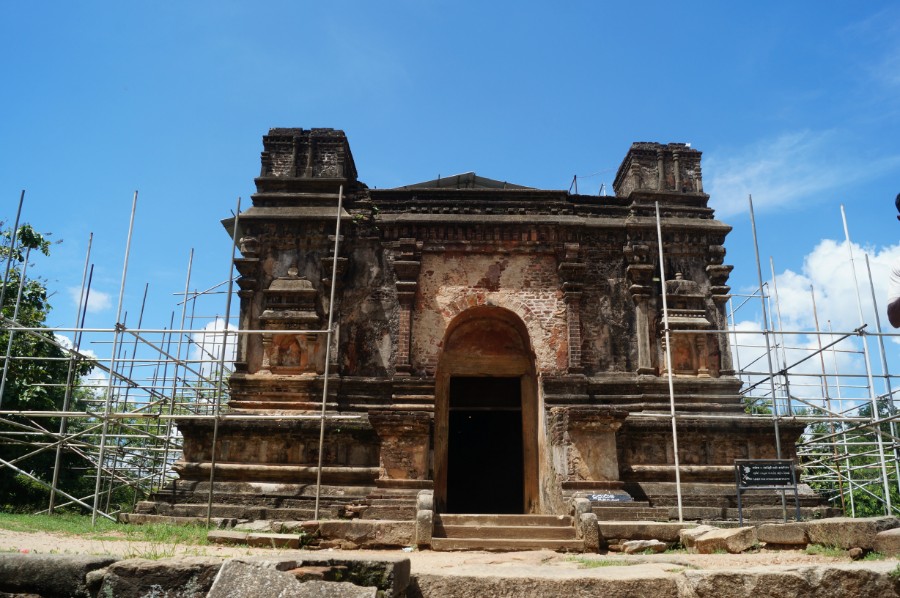    (Polonnaruwa).  6