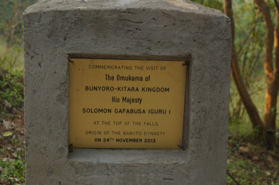 Табличка установлена в честь визита короля королевства Omukama of Bunyoro Кitara