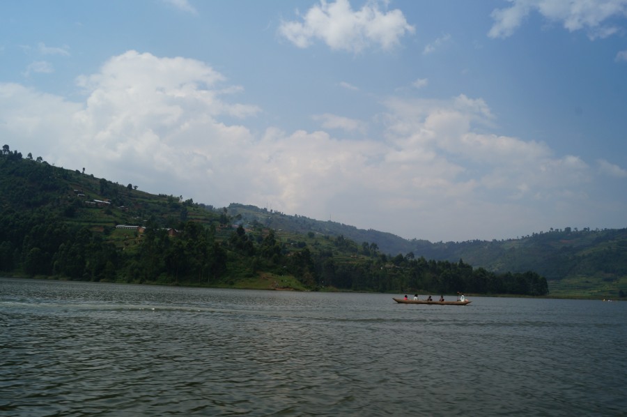   (Lake Bunyonyi).  4