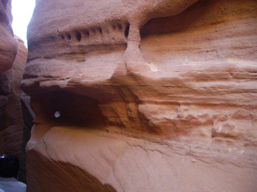 В узком каньоне, промытом водой в рыхлом песчанике,  фото 2