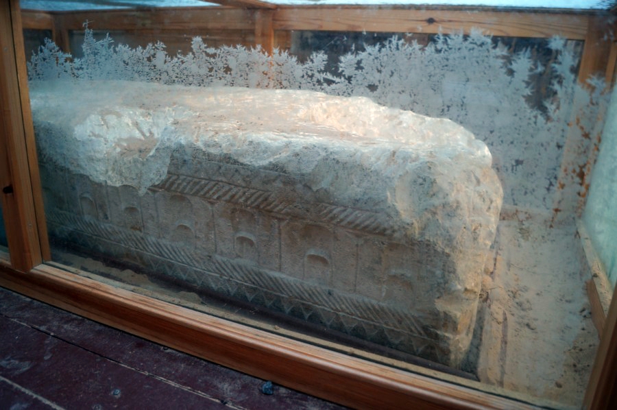 Почитаемый Белый камень (Георгиев камень) в Сухаренках