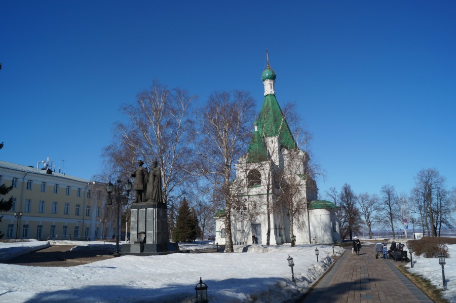 Памятник основателям г. Нижнего Новгорода у Церкви Михаила Архангела в Нижегородском Кремле фото 2