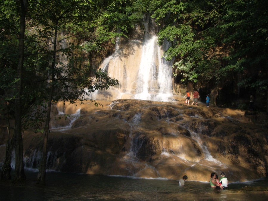 Один из каскадов водопада Эраван