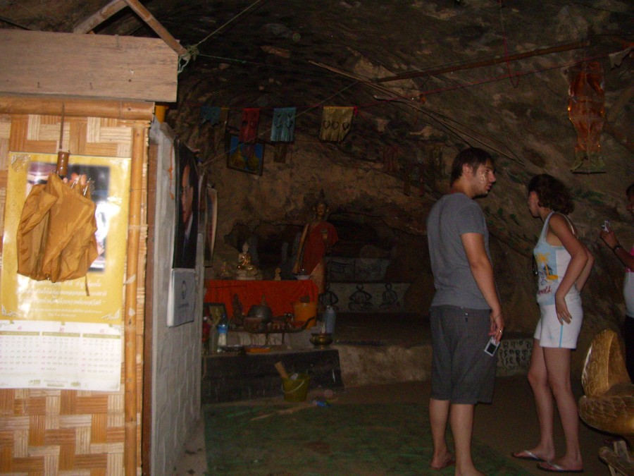 Буддийская пещерка на берегу реки Квай