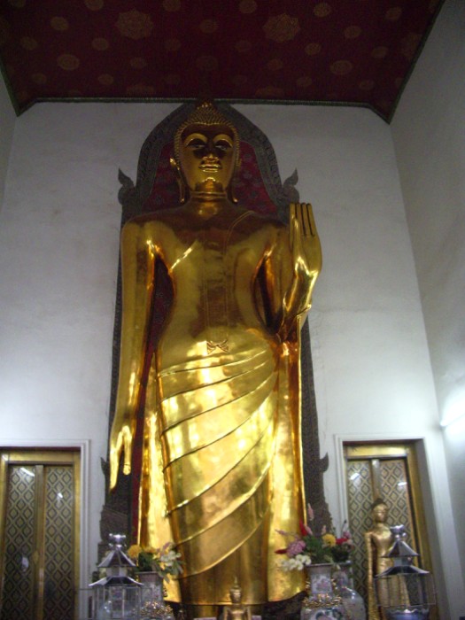 Стоящий золотой Будда