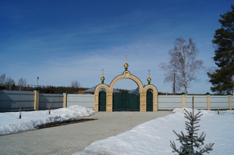 Входные ворота в Меляевский монастырь