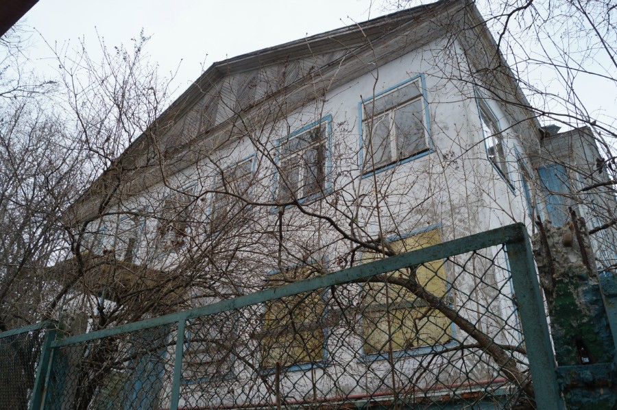 Заколоченное здание бывшей турбазы (усадьбы Грузинских-Турчаниновых)