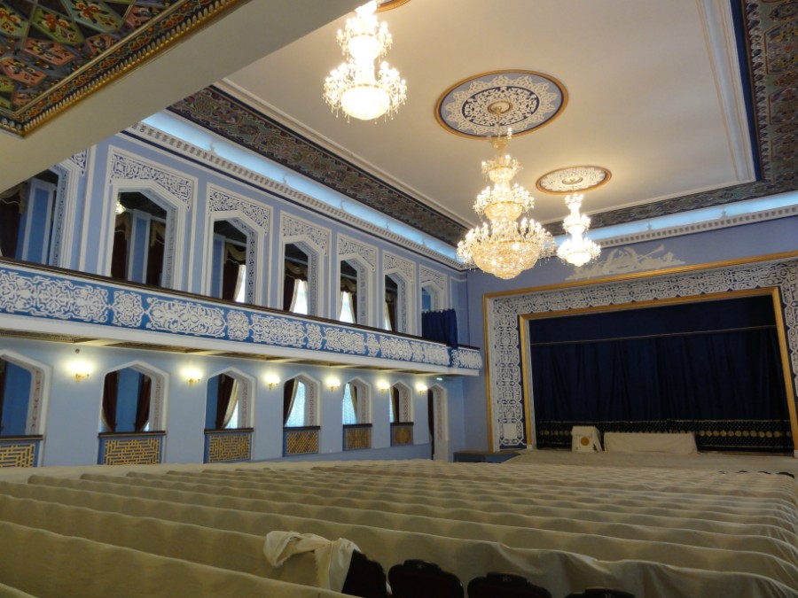 Актовый зал главного здания усадьбы колхоза Урунходжаева под Худжандом