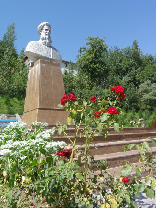 Памятник Рудаки на его родине