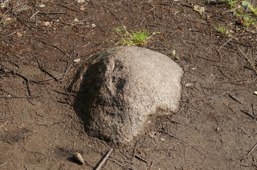 Святой камень у начала тропы вокруг озера Светлояр фото 2