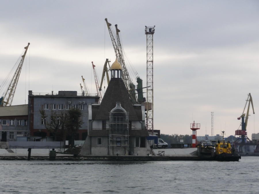 Строящаяся часовня у входа в Русскую гавань