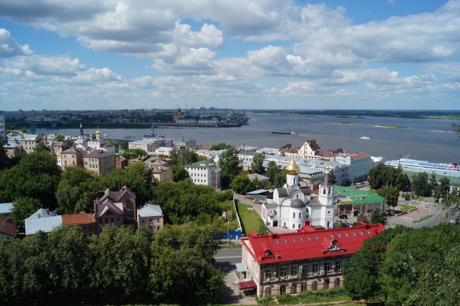 Вид на стрелку рек Ока и Волга со стен Нижегородского Кремля