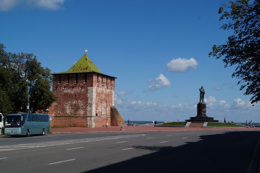 Памятник В.П.Чкалову на площади Минина