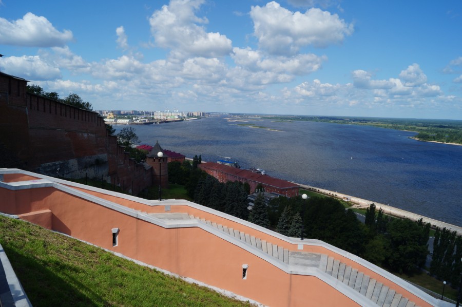 Вид на стрелку рек Ока и Волга от Чкаловской лестницы