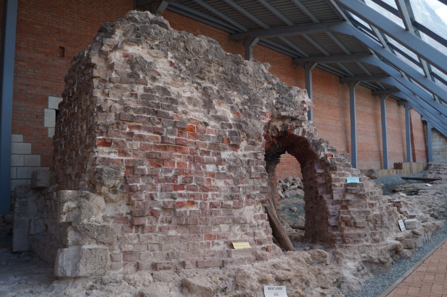 Сохранившиеся остатки старой Зачатьевской башни