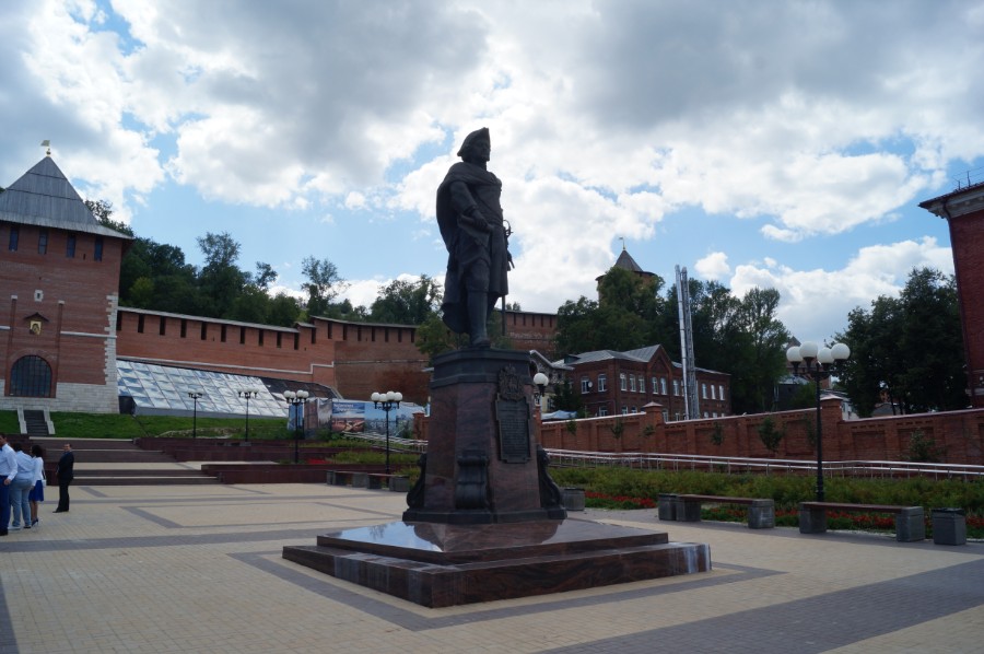 Памятник Петру I у Зачатьевской башни