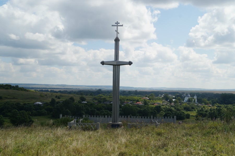 Памятник "Крест на мече". Установлен на месте бывшей крепости "Острожек" у села Василёвка