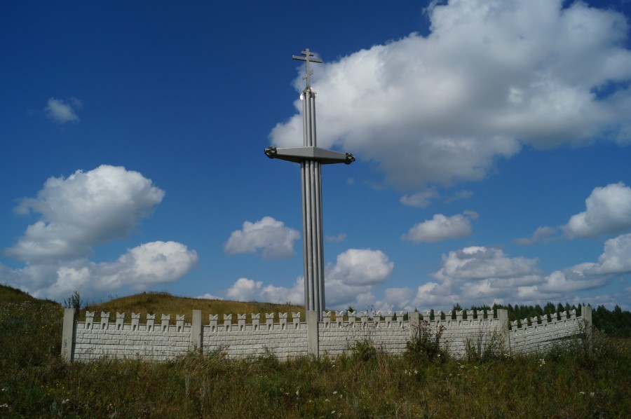 Памятник "Крест на мече" у земляных валов крепости "Острожек"