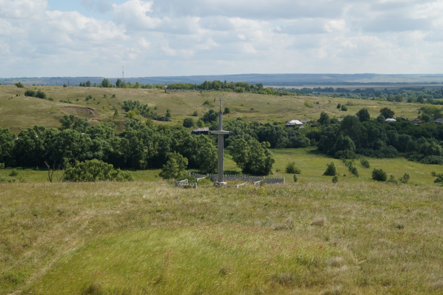 Вид на памятник "Крест на мече" с вала крепости "Острожек"