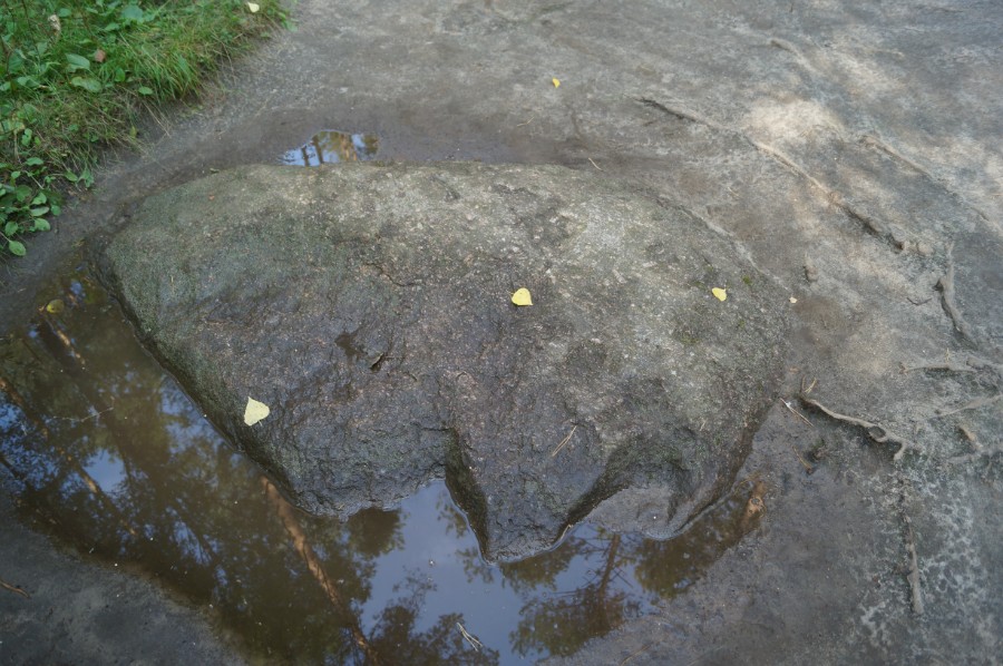 Камень Медвеженок (Ближние камушки). Видны следы от колен, или медвежьих лап
