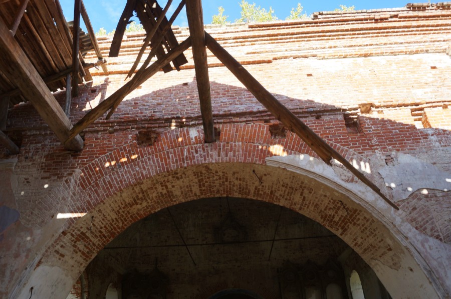 Обрушившиеся перекрытия Покровской церкви села Кардавиль