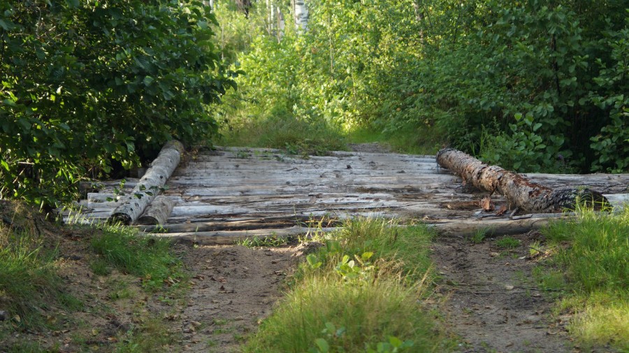 По дороге к восточным стоянкам озера Рыжан (мост через исток - речка Чернушка)