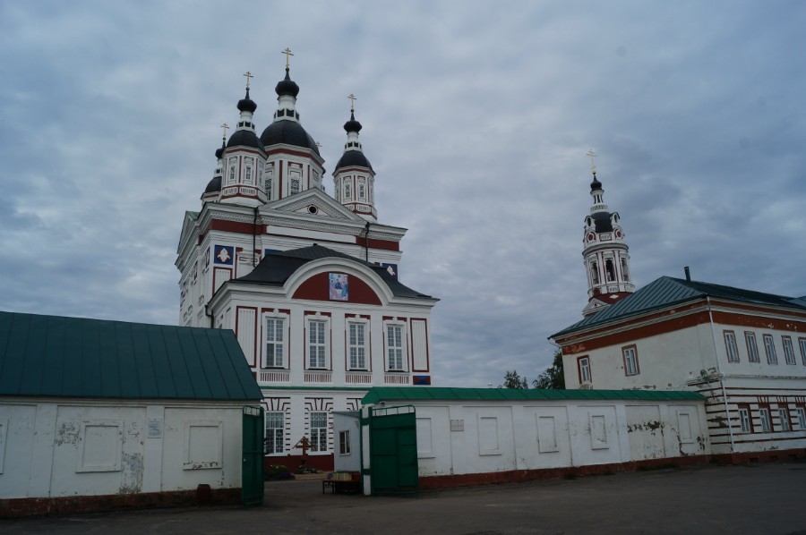 У входа в Троице-Сканов монастырь