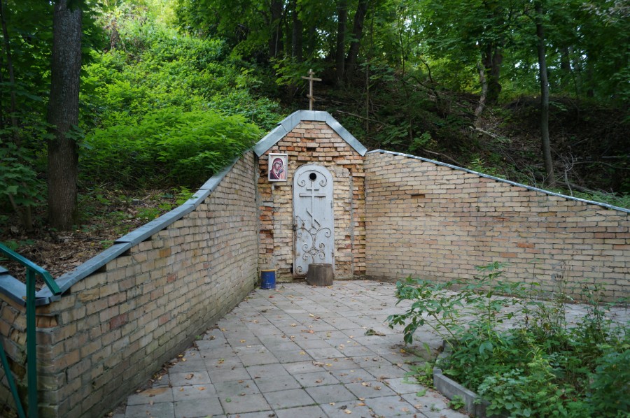 Вход в еще одну пещеру Сканова монастыря (используется как храм)