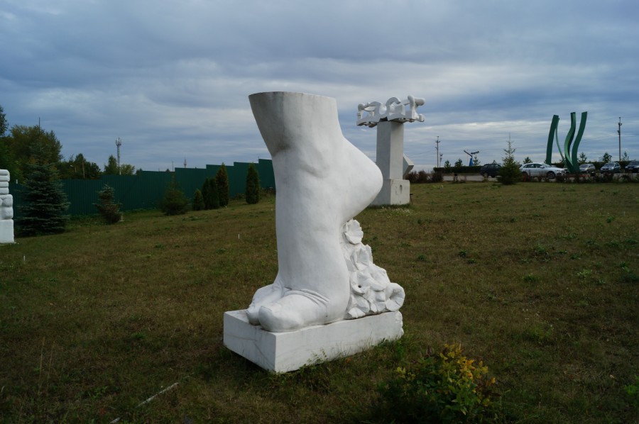 Скульптура ступни в парке "Легенда"