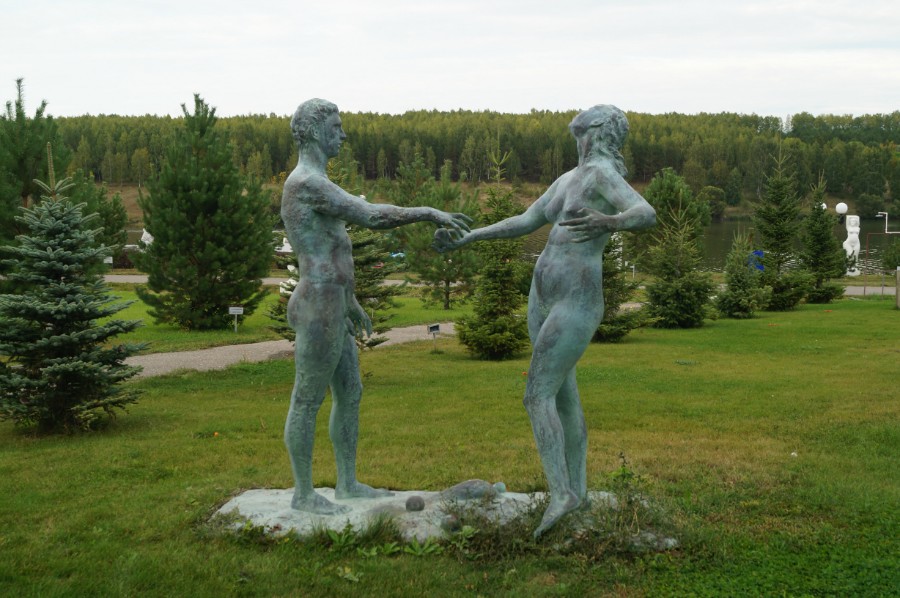 Адам и Ева в парке "Легенда"