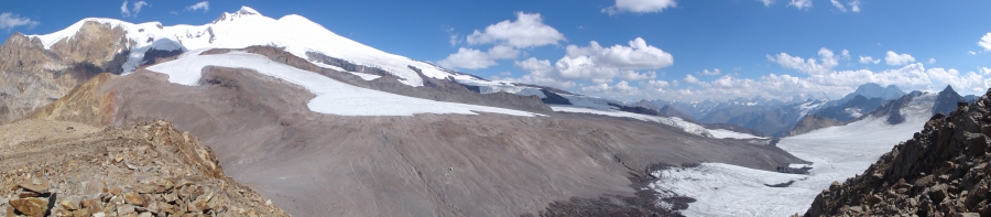 Вид на Эльбрусские ледники с Хотютау