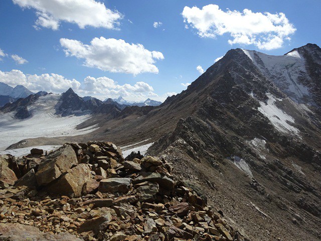 Хотютау. Вид на перевал Хотютау (Южный) и перевалы Хасанхой-Сюрульген