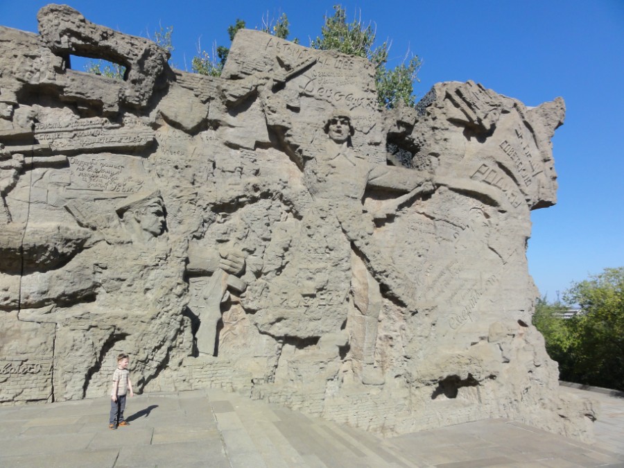 Символические стены-руины (правая часть)