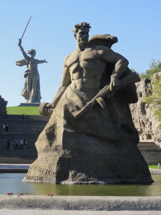 Скульптура воина-богатыря на площади 