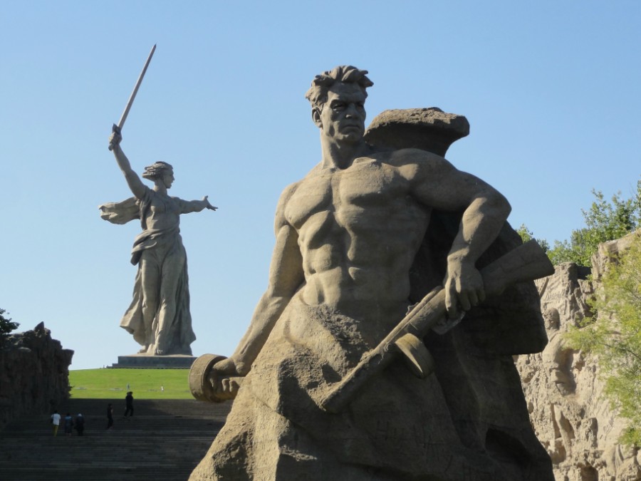 Скульптура воина-богатыря на площади "Стоять насмерть!". Фото 2
