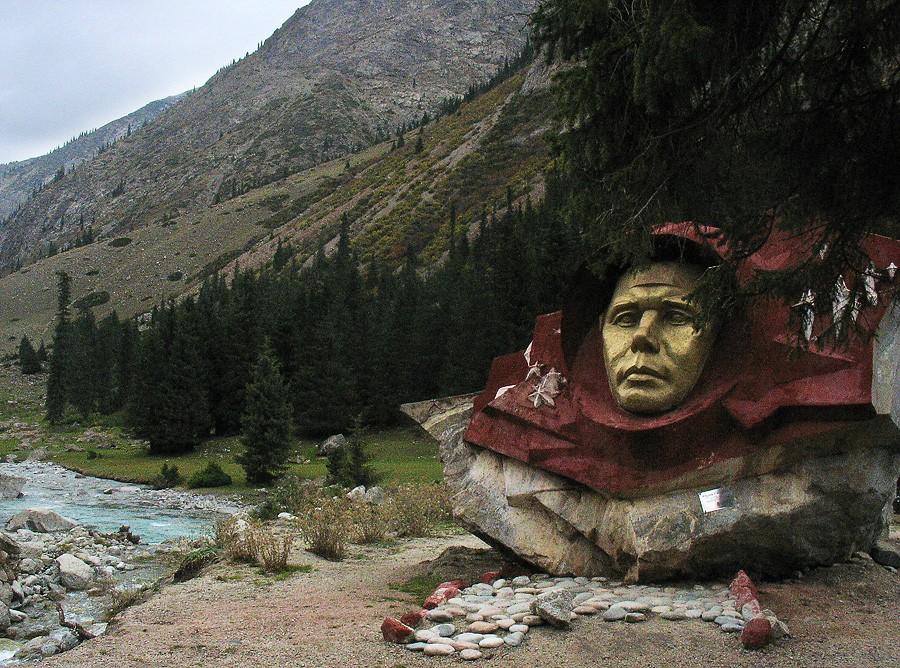 Памятник Гагарину в Барскаунском ущелье